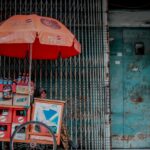 10 Aspek Krusial: Perbandingan Bisnis Produk Fisik vs Digital untuk Entrepreneur Pemula